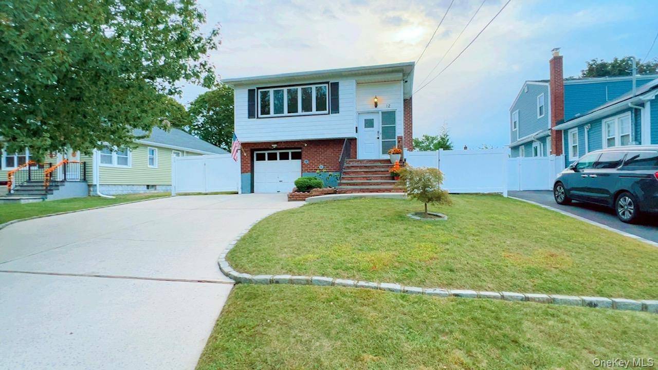 Welcome to this beautiful recently renovated Hi Ranch.