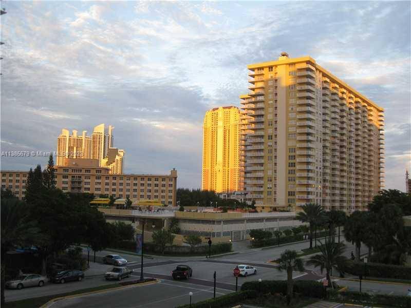 SPACIOUS APARTMENT 2 2. BUILDING LOCATED IN THE HEART OF SUNNY ISLES BEACH.