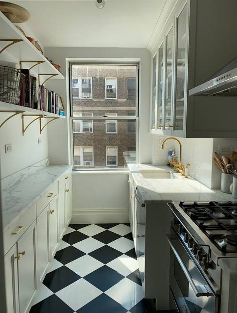 Rarely Available Beautifully Renovated, classic 6, in a fine Carnegie Hill pre war building.