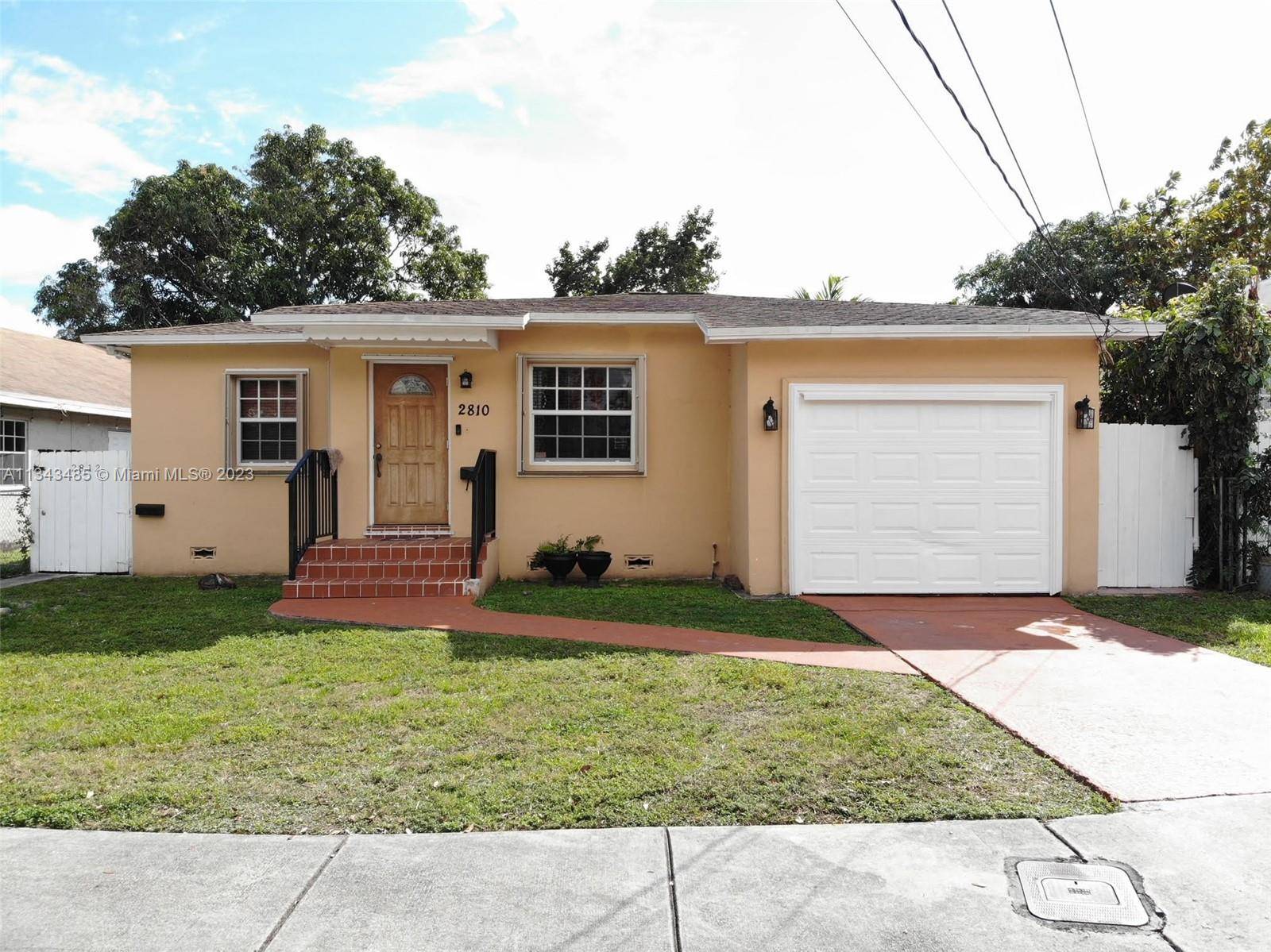 Great opportunity for investors or a large family looking to settle in a remarkable area, fully remodeled Duplex.