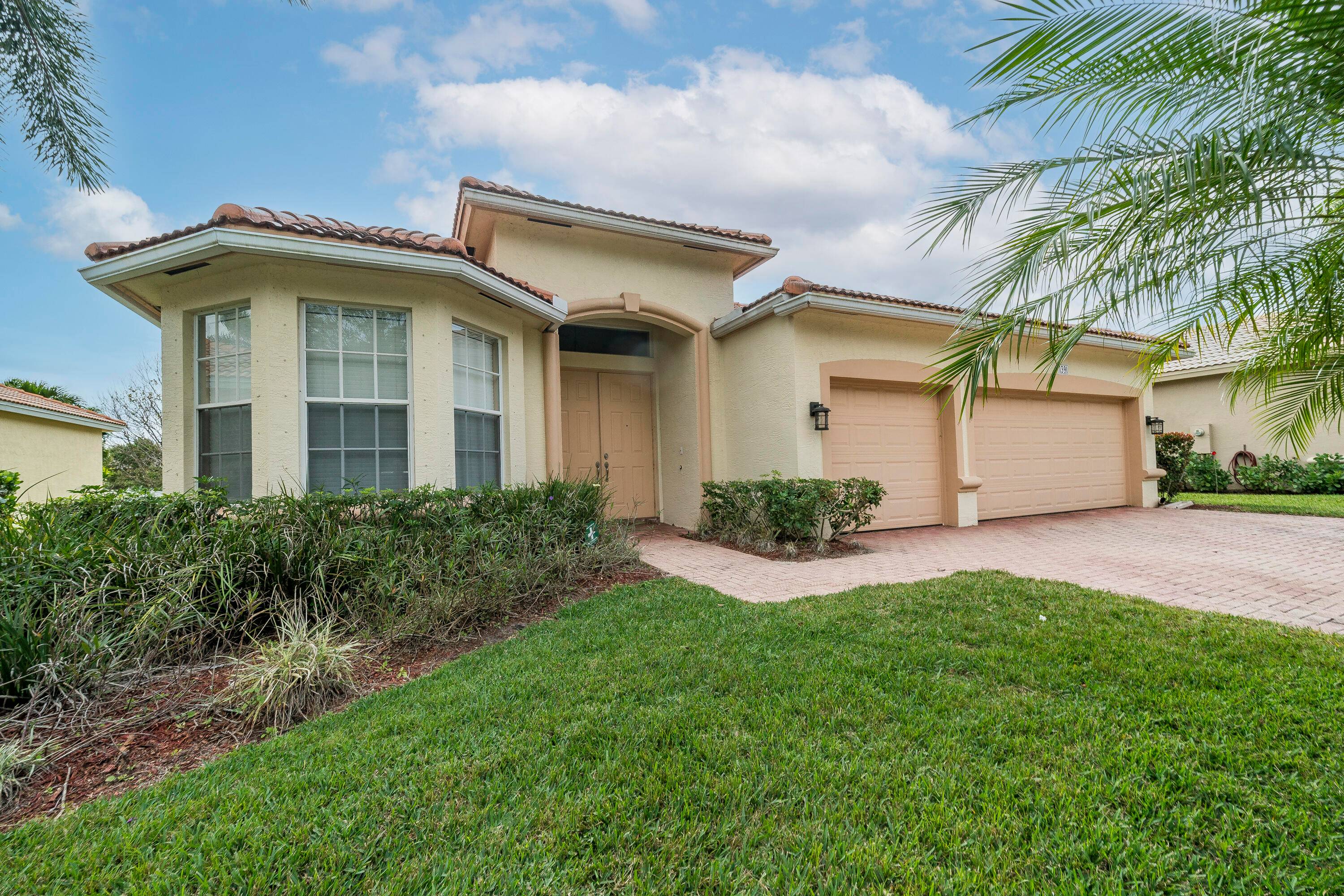 Stunning ESTATE HOME with spacious rooms a wonderful flowing floor plan and much, much more !