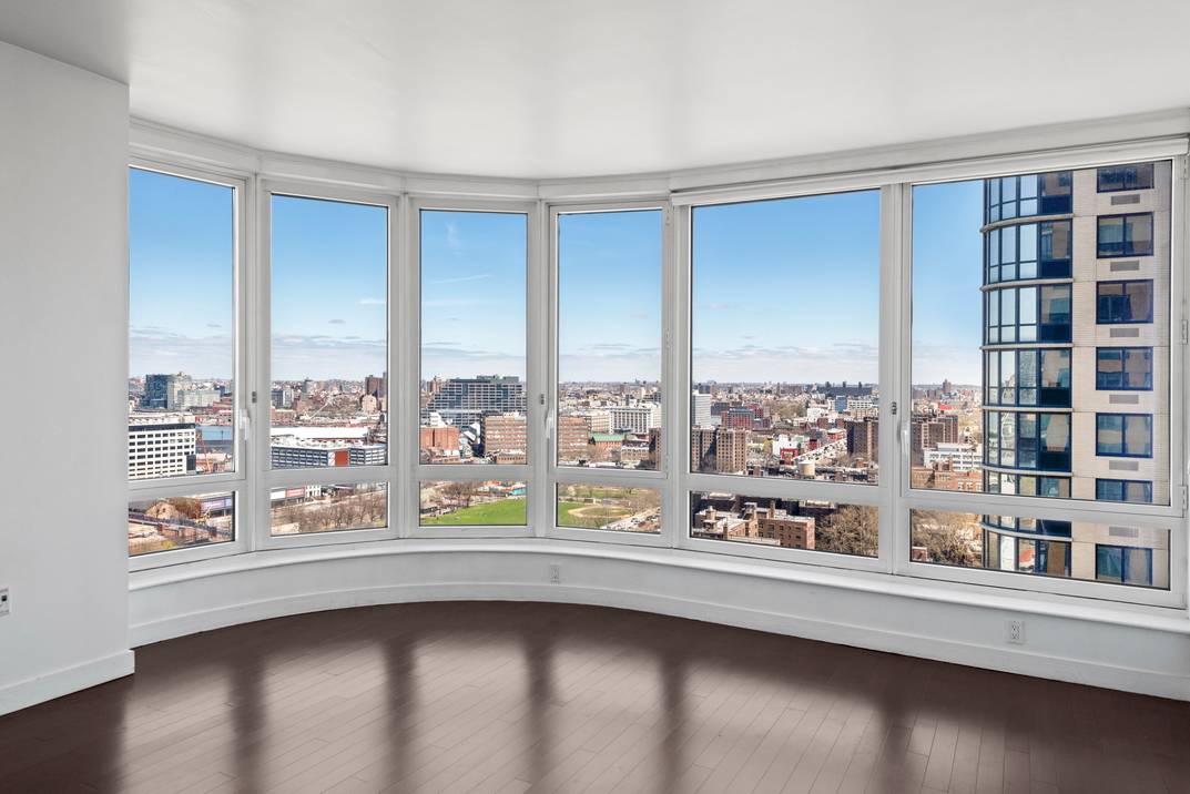 Welcome to elegant 1, 201 square foot residence with BREATHTAKING VIEWS of the Manhattan skyline which includes the Empire state building and East River.