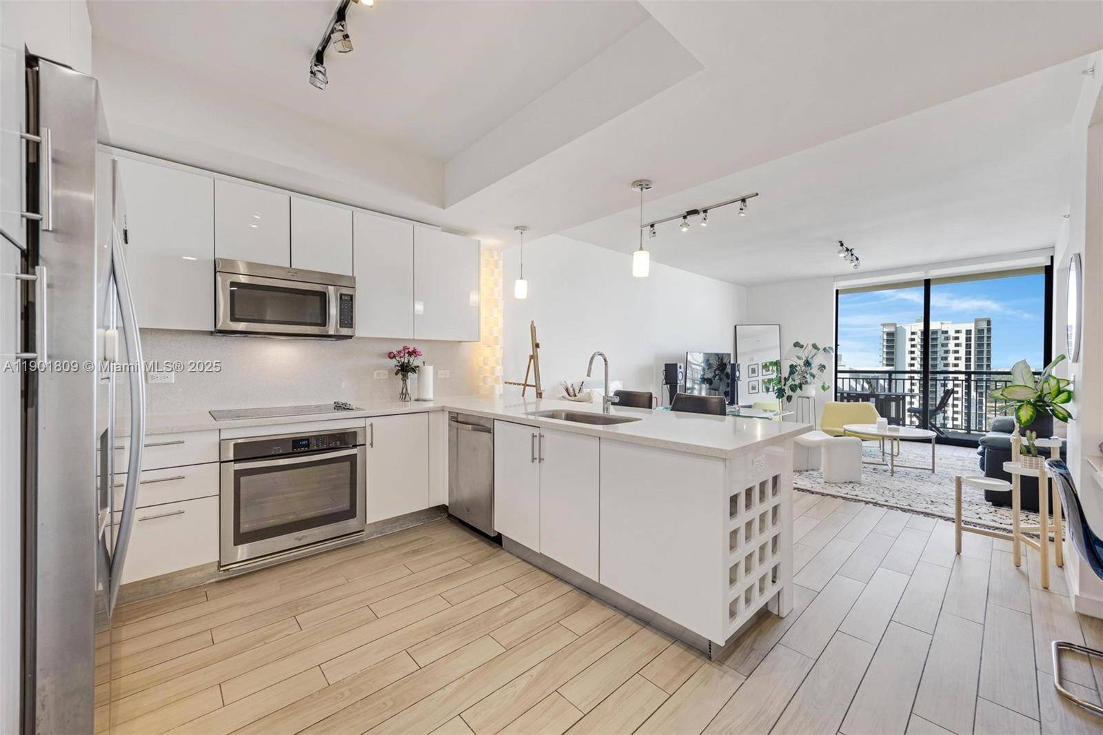 Stunning Bright 1 bed 1 bath condo on the 29th floor in the heart of Brickell !