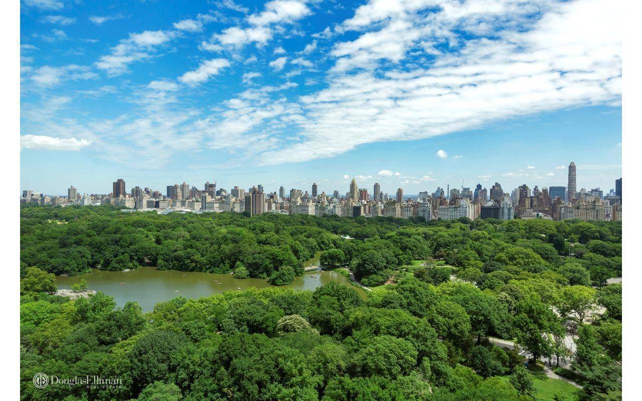 This outstanding 24th floor, four bedroom apartment boasts exceptional and dramatic views of Central Park and the Manhattan skyline.