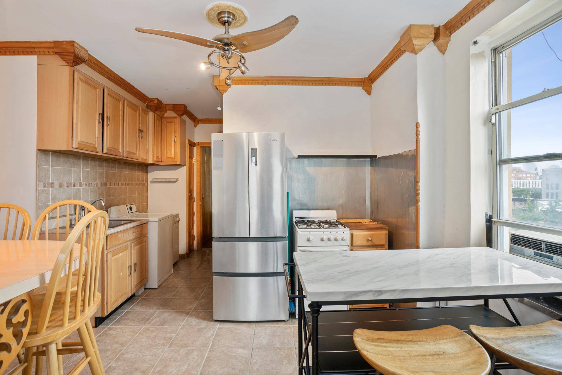 A true find, an affordable unit with low maintenance that can be lived in as is or renovate and customize to design your dream home and add considerable value.