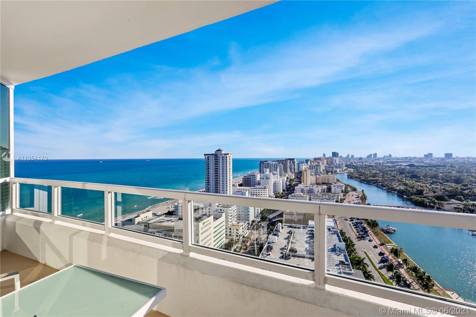 Beautiful 2BD 3BA with views of the Ocean, bay and city.