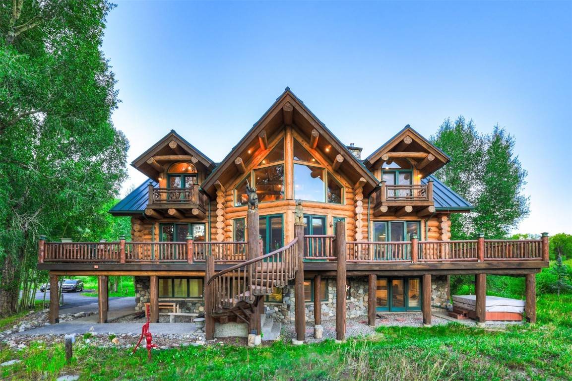 Tucked away beside the Ptarmigan Peak Wilderness, this exquisite log abode offers immediate access to the serene Blue River.