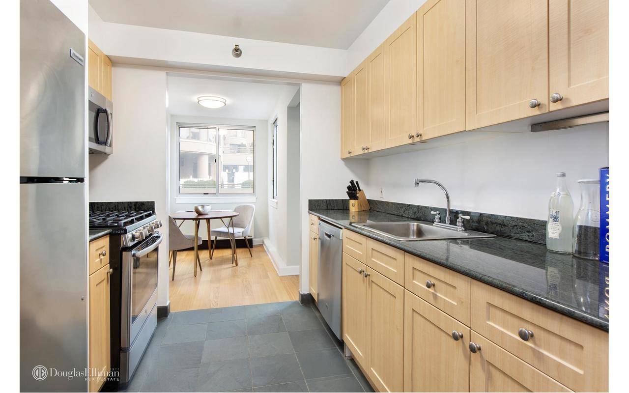 South facing two bedroom, two bathroom plus windowed dining alcove with washer and dryer, located in an amenity driven condominium in close proximity to the United Nations and Grand Central.