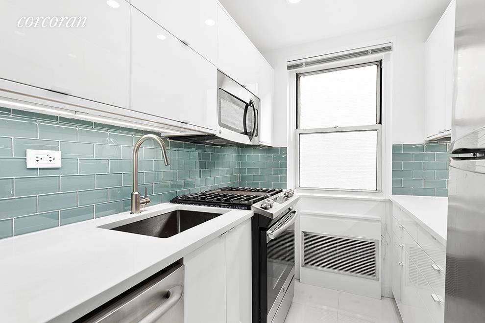 Tremendous 1BR 1BA in a full service luxury high rise with an unbeatable Upper East Side location.