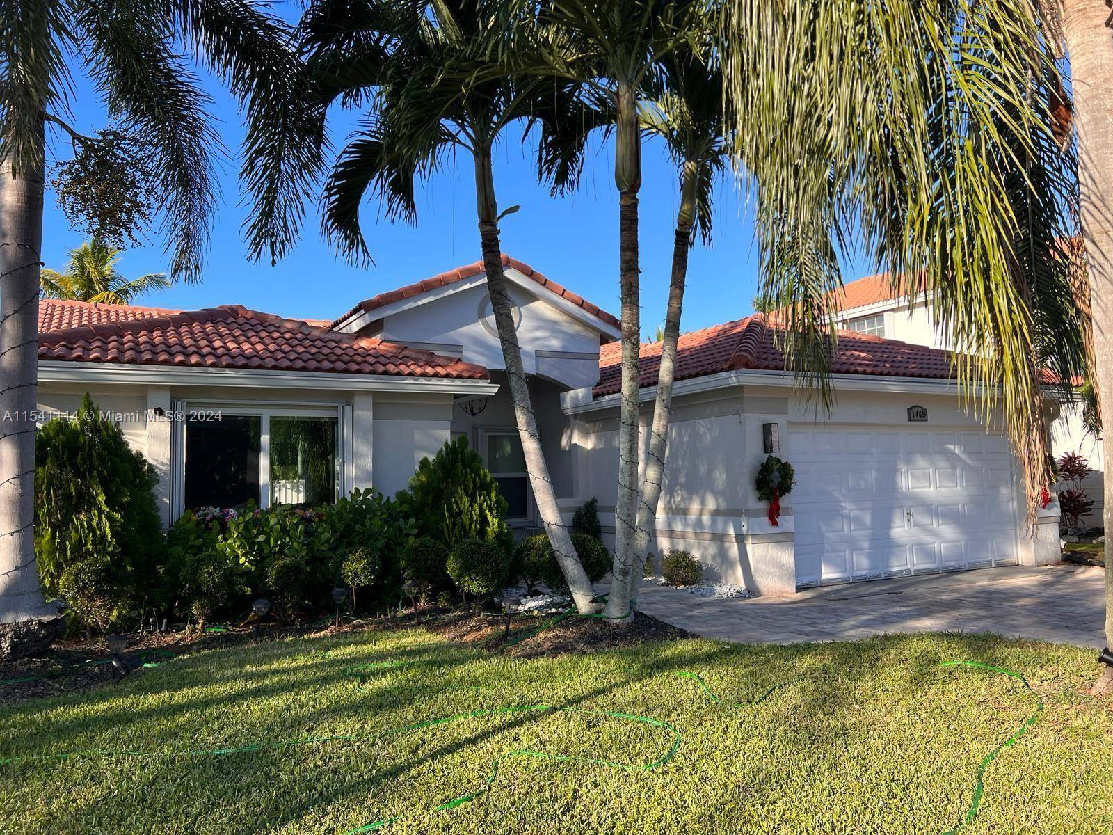 AMAZING 3 BEDROOMS 2 BATHS HOUSE, BEAUTIFULLY KEPT, WITH CALIFORNIA CLOSETS, ELECTRIC FIREPLACE, FULLY FENCED PATIO WITH POOL AND JACUZZI.