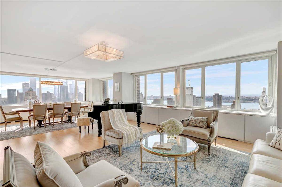 One of the most luxuriously appointed and sought after condos in Midtown Manhattan, The Sheffield at 322 West 57th Street offers the ultimate lifestyle and location.