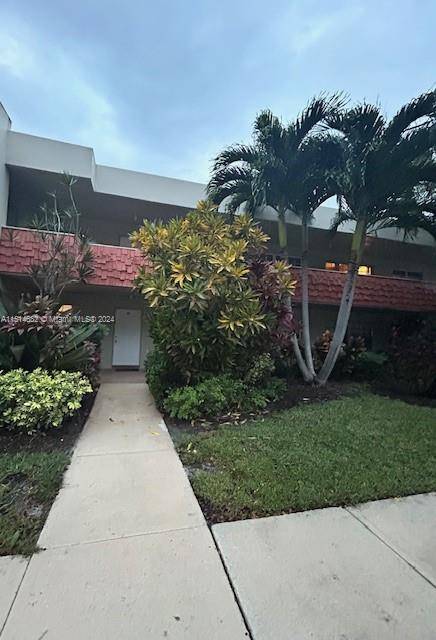 VERY SPACIOUS APARTMENT IN GROUND FLOOR WITH AN ESPECTACULAR GOLF VIEW DIRECT ACCESS TO GOLF COURSE, 3 BEDROOM 2 BATHROOM ON HIGHLY DESIRABLE CYPRESS TERRACE, TILE FLOOR THROUGHT, GRANITE COUNTERS ...