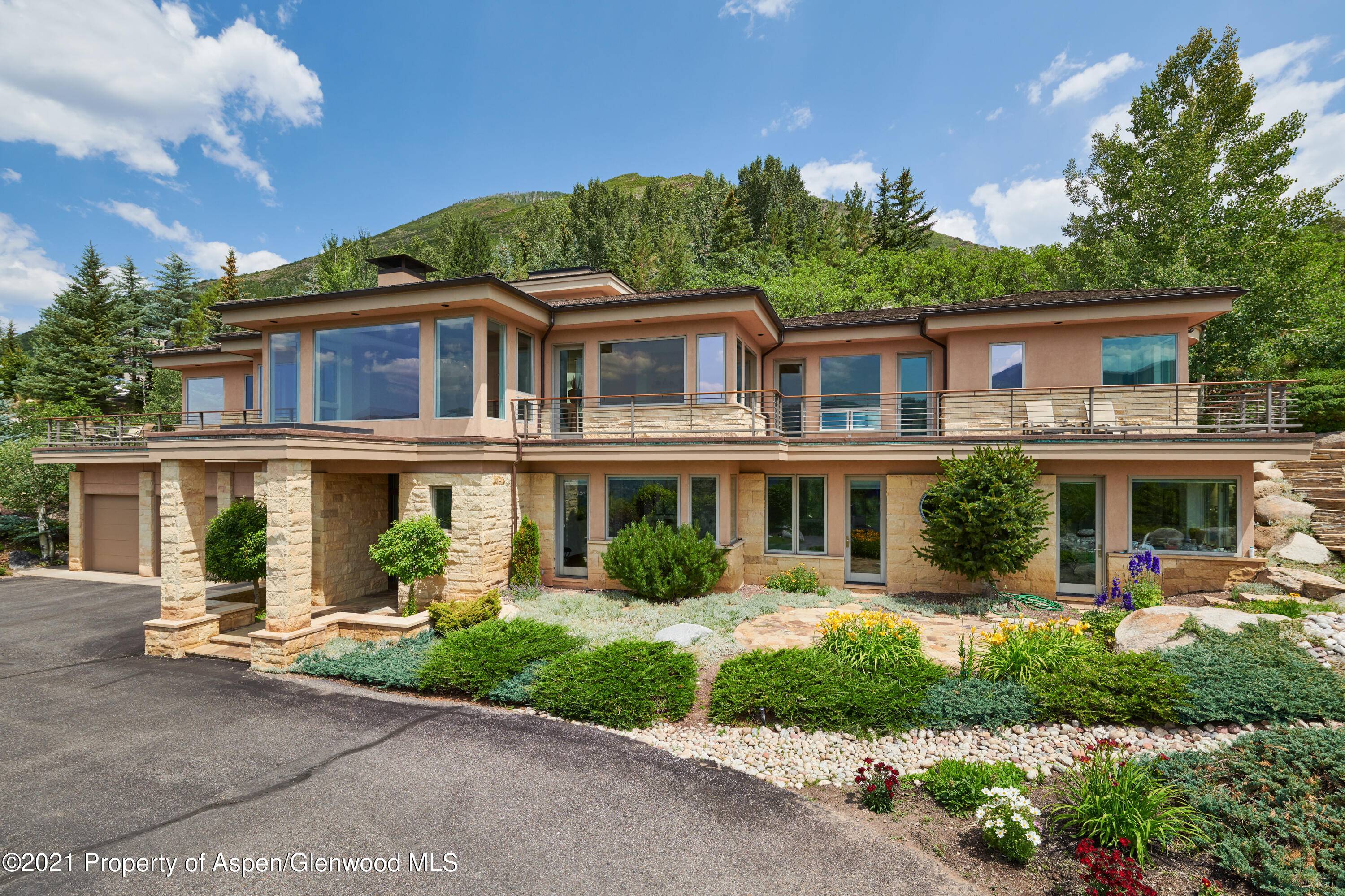 Stunning ContemporaryLocated in Aspen's premier neighborhood on Red Mountain, this stone and stucco residence boasts living spaces on the second level to fully maximize its high vantage and the panoramic ...