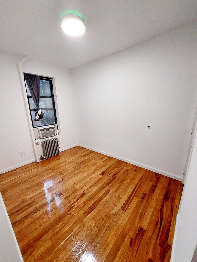 Charming and cozy recently renovated 2 bed in Little Italy with outdoor space !