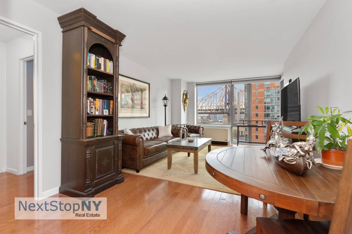 Introducing this spacious 1 bed 1 bath in a sought after Riverwalk Place condominium 737 sq.