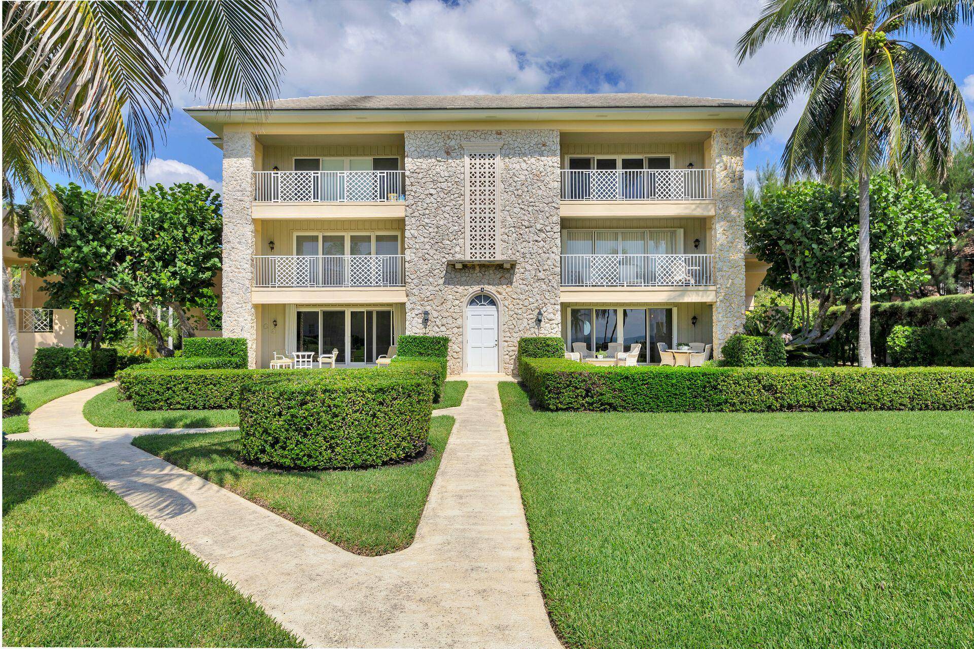 This is a rare opportunity to rent this beautiful apartment in desireable Bermuda High South in Delray Beach !