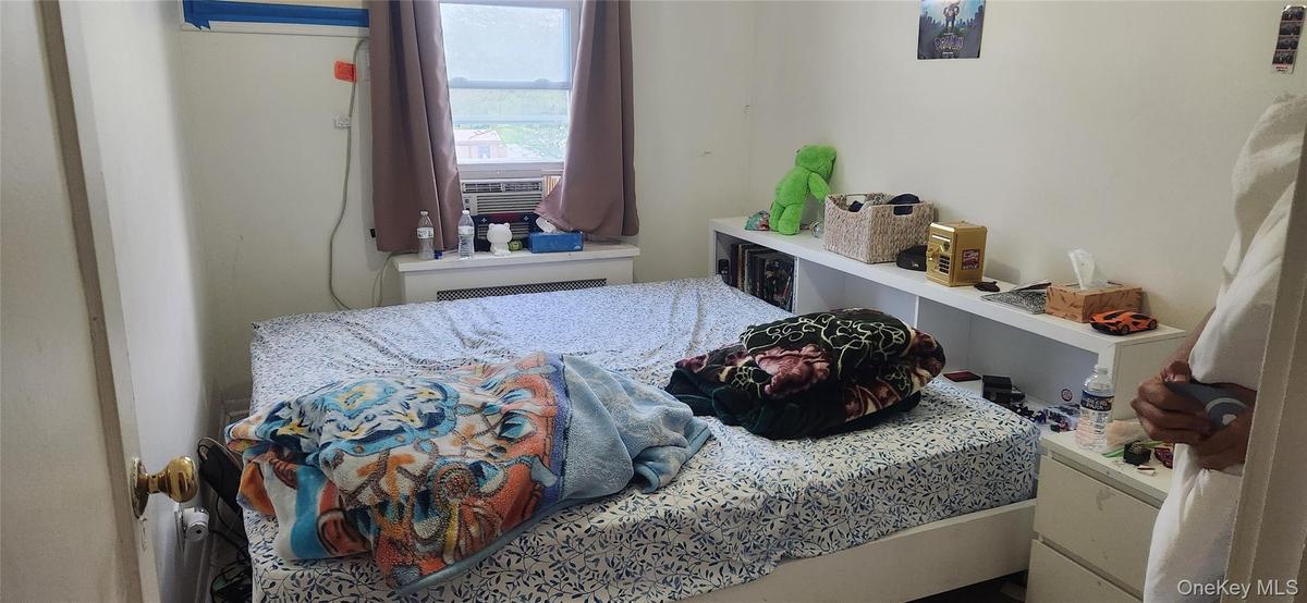 Bedroom with radiator and cooling unit