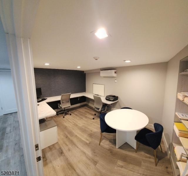 Office/Meeting Room