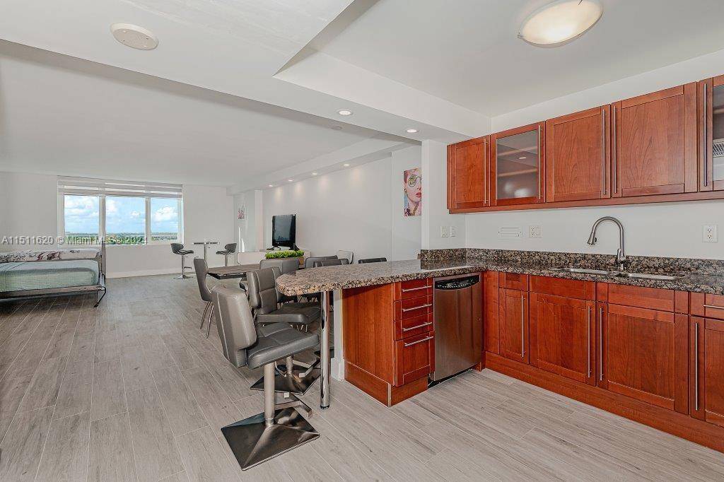Two spacious studio residence spanning 760 square feet each, 1520 sqft with inspiring city skyline views that extend to Biscayne Bay.
