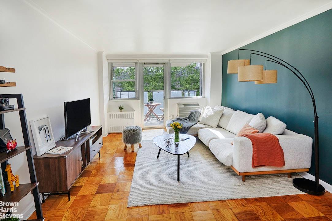 Welcome home to this renovated and spacious one bedroom, one bath home at 75 Henry Street, a full service coop in Brooklyn Heights.