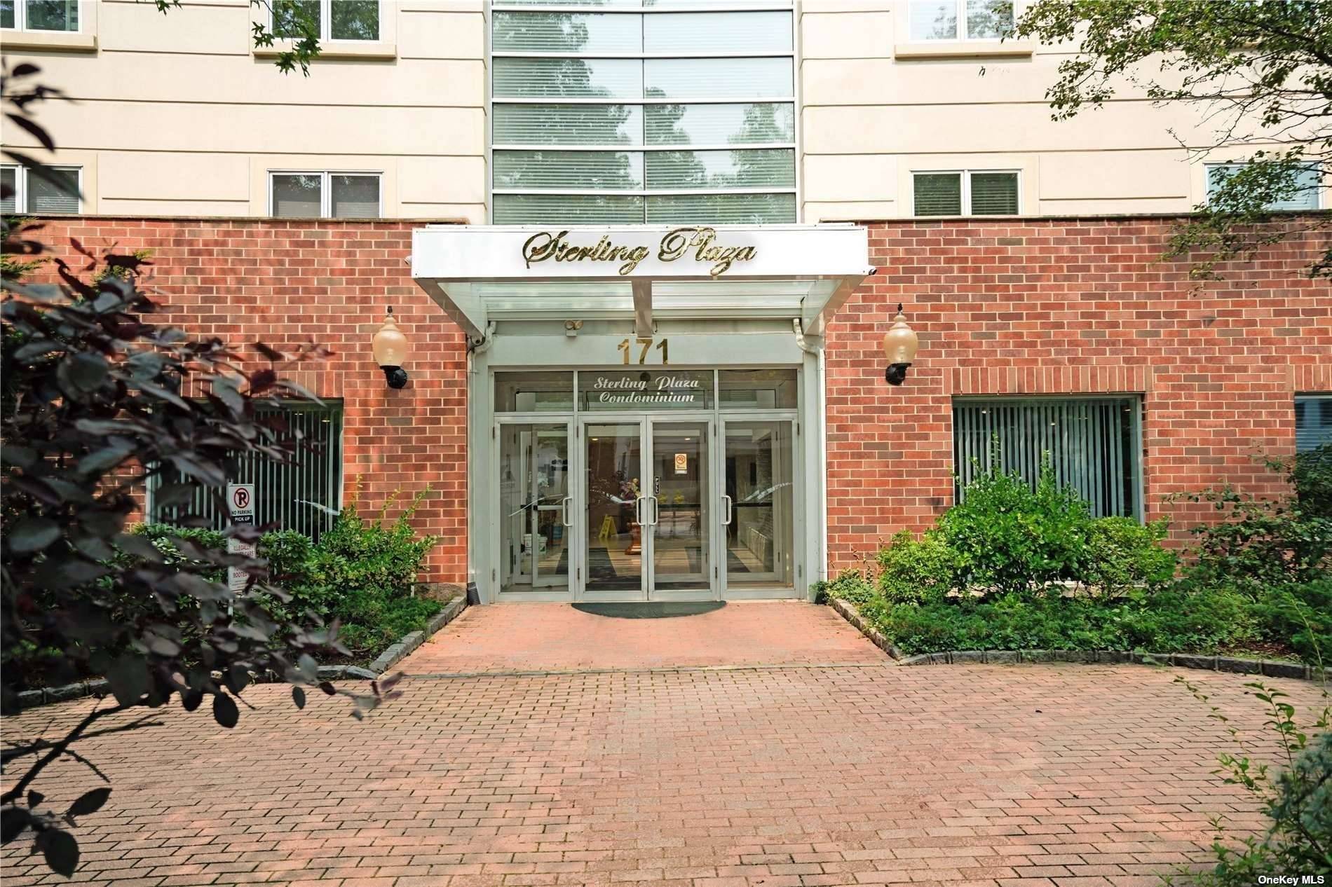 This 24 hour doorman Luxury Living In The Heart Of Great Neck 5 minutes to LIRR and all shops !