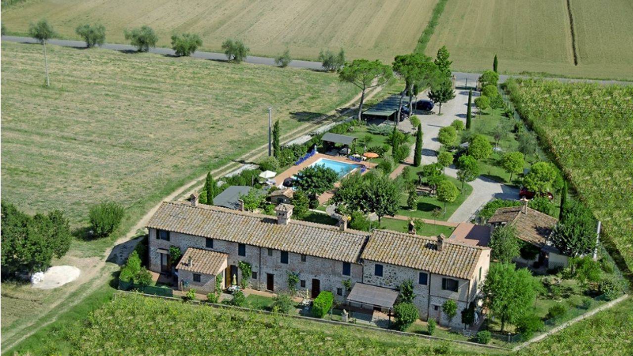 For sale Holiday house with swimming pool in Umbria in Castiglione del Lago. Farmhouse with five apartments, 8 bedrooms with swimming pool for sale in