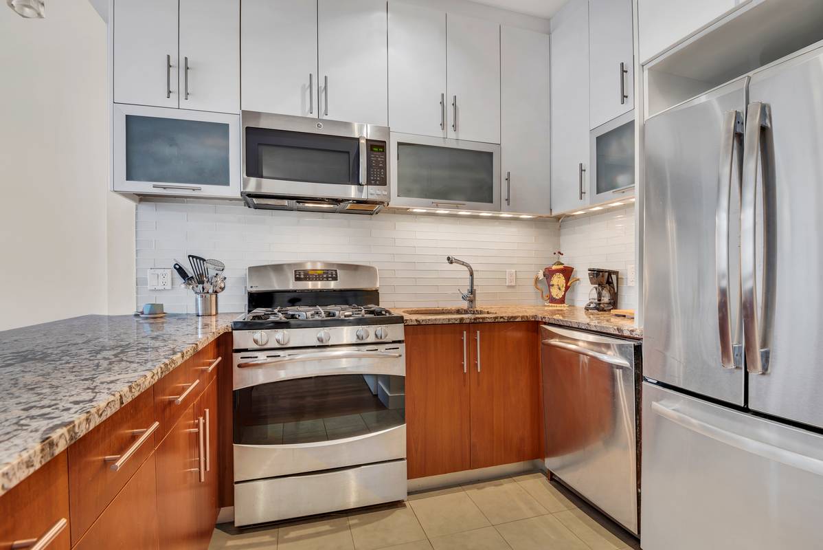 Luxury meets economy in this well conceived one bedroom penthouse apartment at the boutique Millstone Condominium which has a rare 421a tax abatement.