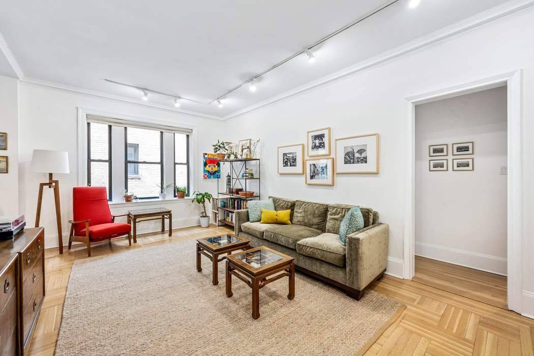 A quintessential Brooklyn Heights cooperative, this 2 bedroom, 1 bath home oozes charm.
