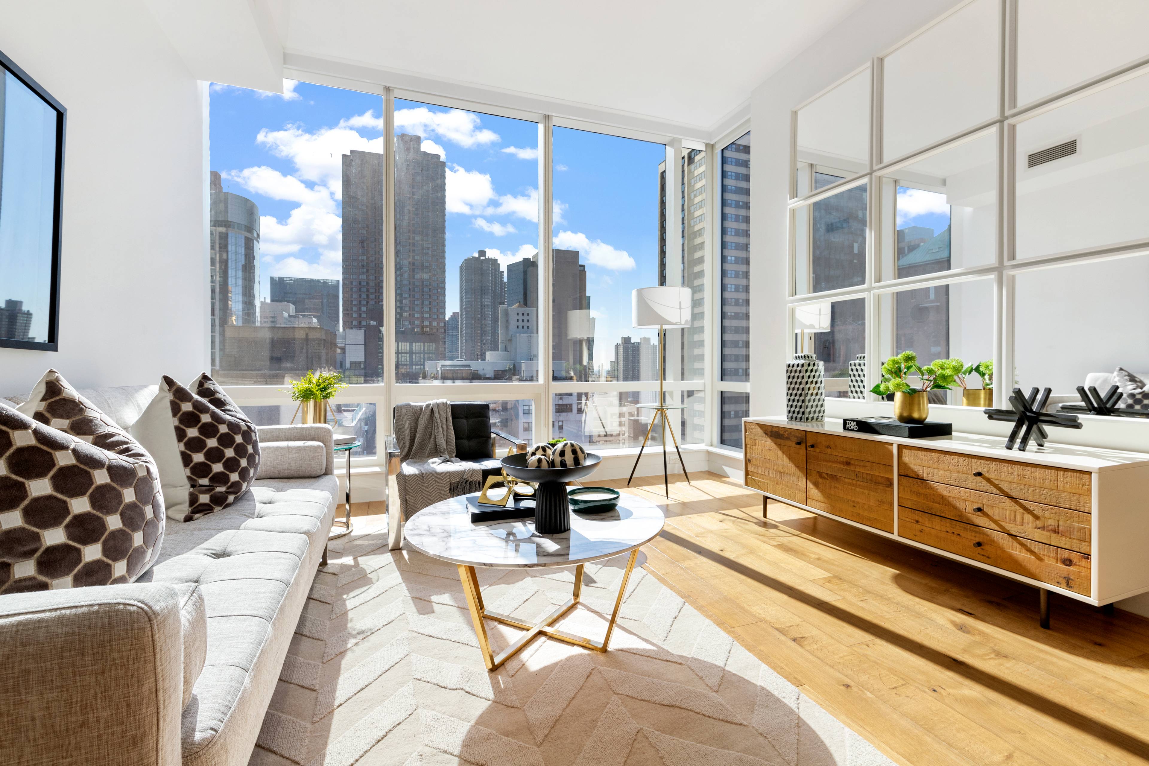 This one bedroom one bathroom apartment features soaring ceilings, floor to ceiling windows with sunny Eastern and Southern exposure and amazing views of the East River and city skyline.