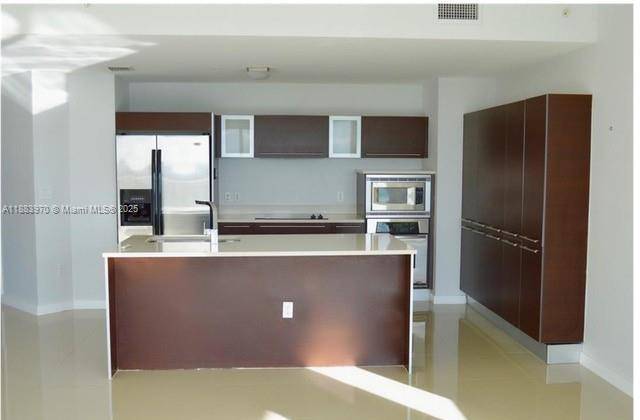 This charming condo unit located on the 40th floor comes with an incredible panoramic view of Biscayne Bay and the Miami Skyline !