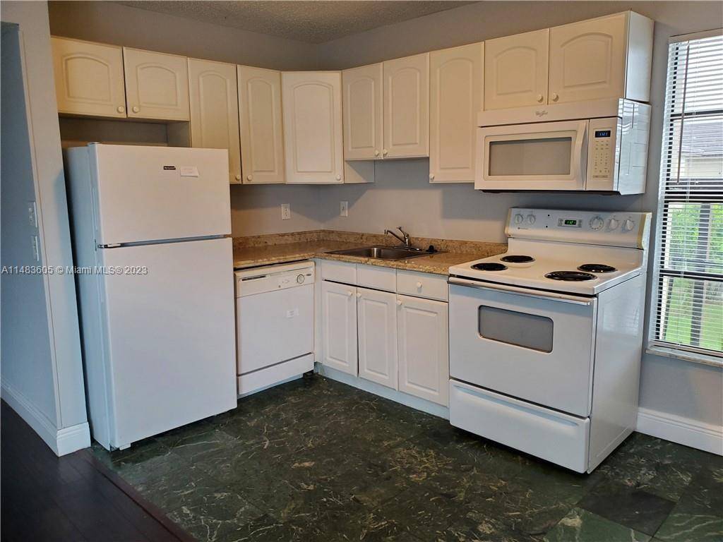 INVESTORS ! ! ! ! BEAUTIFULL 2 BEDROOMS AND 2 BATHS IN THE MIDDLE OF CORAL SPRINGS.