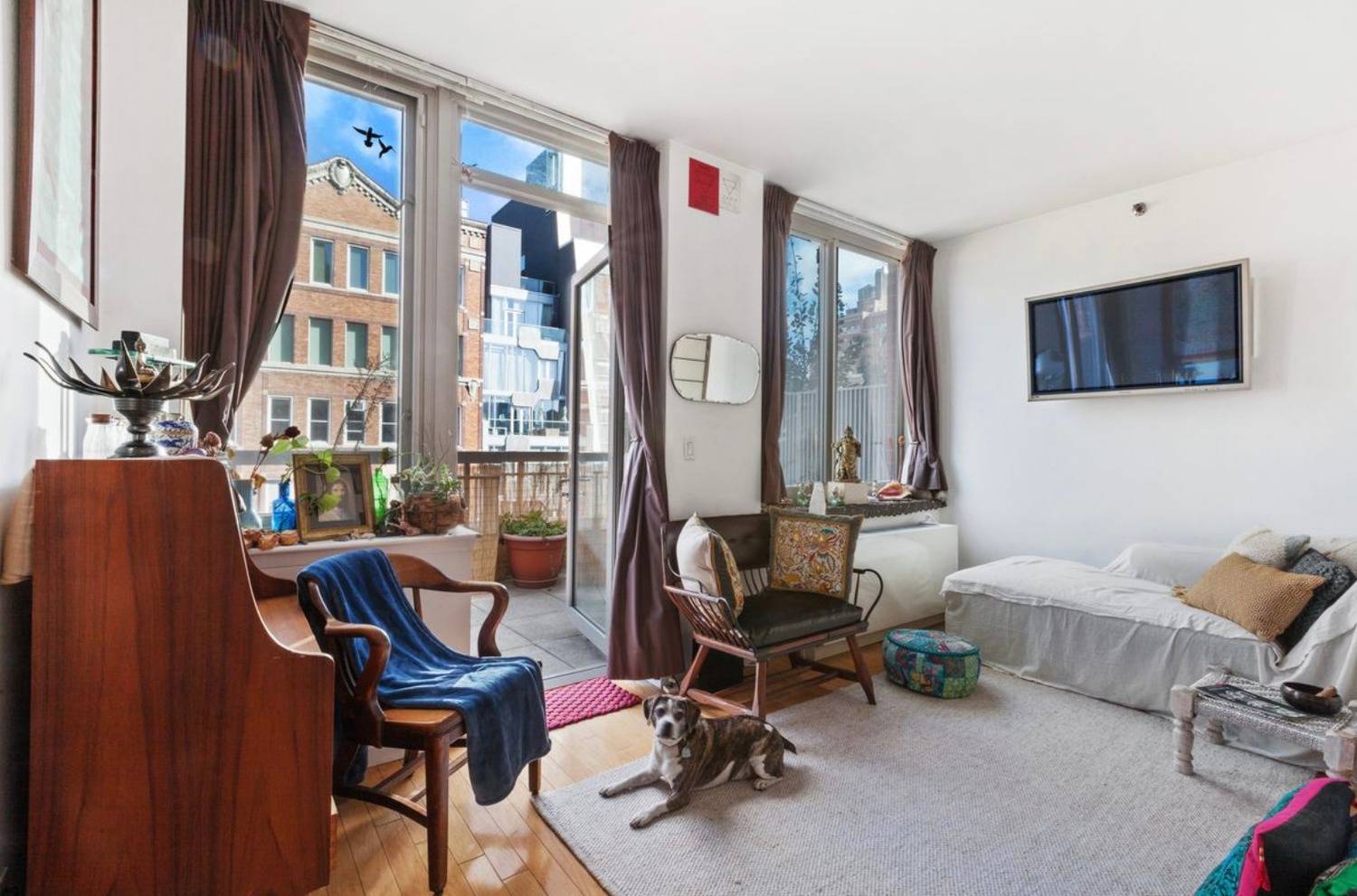 JUNIOR 1 BEDROOM WITH TERRACE is a rare find in Chelsea.