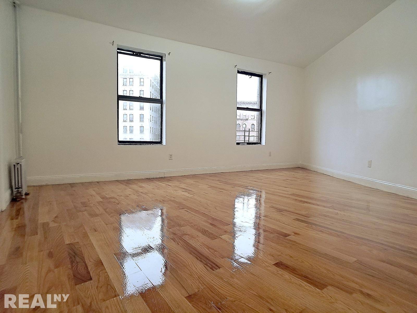 Actual Photos of the Apartment High Floor in Well Maintained Elevator Building Prime Washington Heights Location !