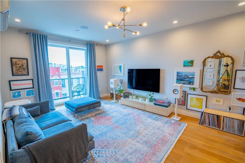 139 Grove Street 4F, situated in Bushwick, Brooklyn, is a sophisticated 2 bedroom, 2 bathroom condominium unit that spans an impressive 915 square feet.