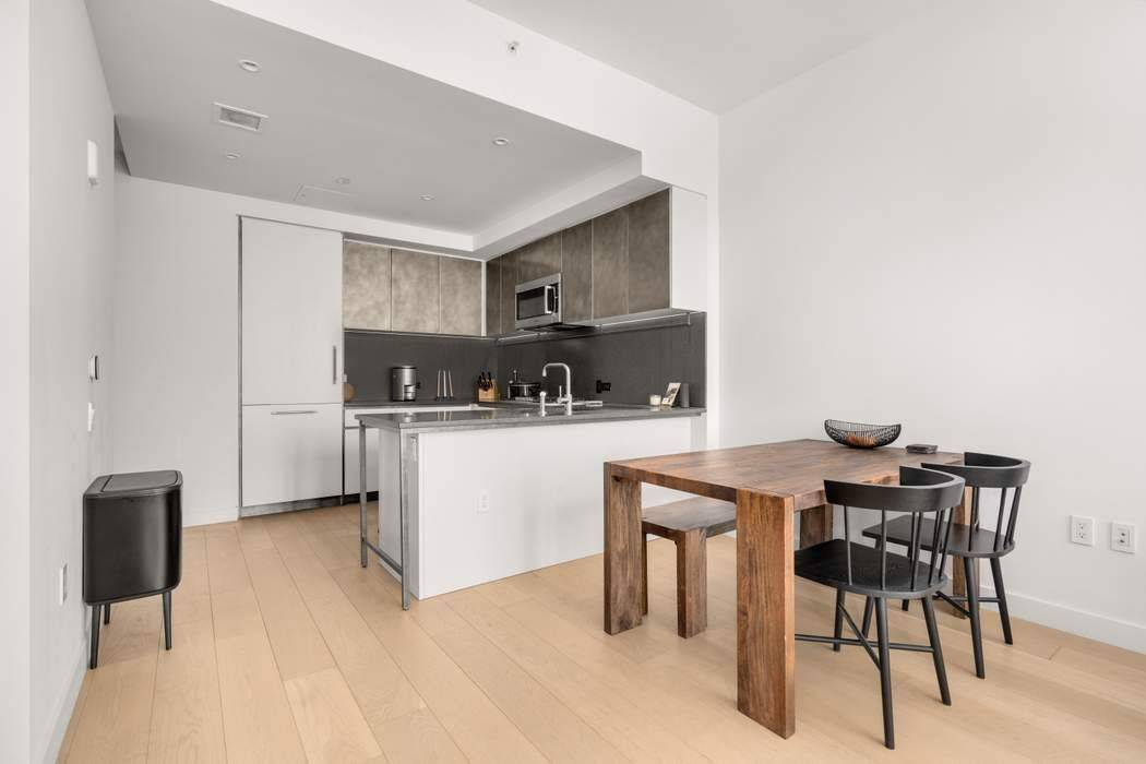 Welcome to the exquisite one bedroom, one bathroom on the 28th floor, boasting 10 lofty ceilings and a signature bay window that fills the space with natural light, while offering ...