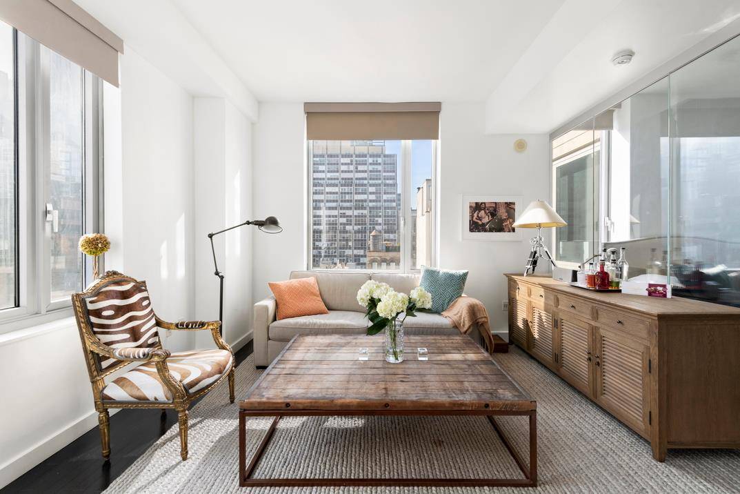 Live everyday like you're on vacation in this this perfect corner one bedroom suite with south and east exposures showplace in Tribeca's renowned Smyth Upstairs, offering the perfect combination of ...