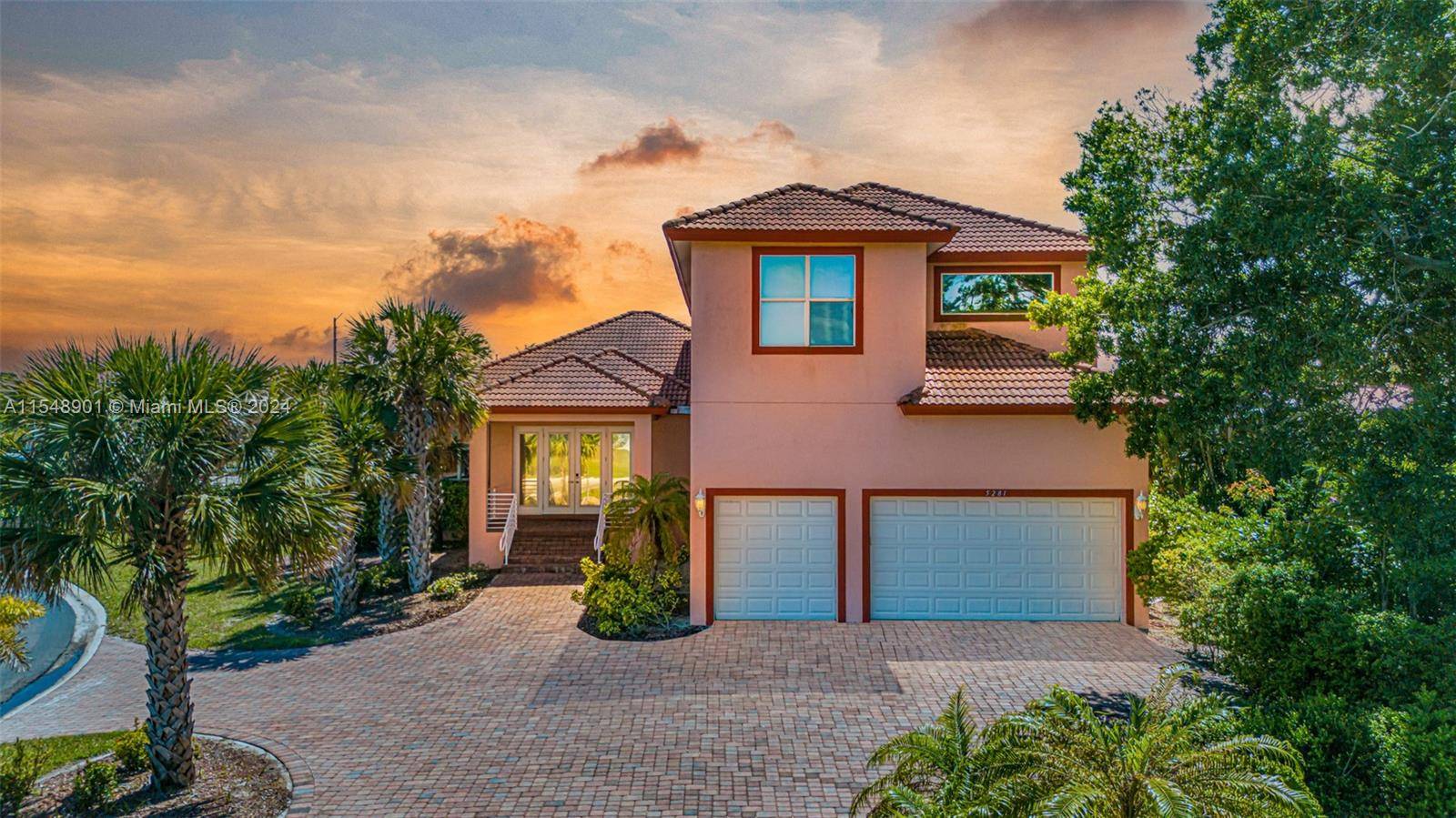 Water life ! Located in a highly desirable gated community, imagine yourself in this beautiful, spacious safe house, 6 bed, 5 1 2 bath, living, dining, den, playing room, lenai, ...