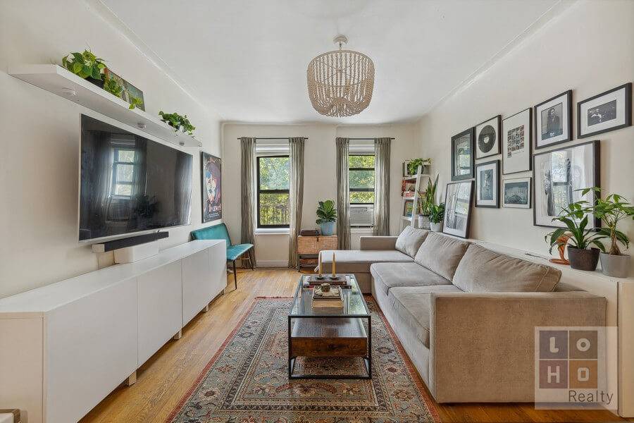 Windows, light, amp ; space await you this top floor 1 bedroom corner unit apartment in one of the most desirable Pre War Art Deco Buildings in the Lower East ...