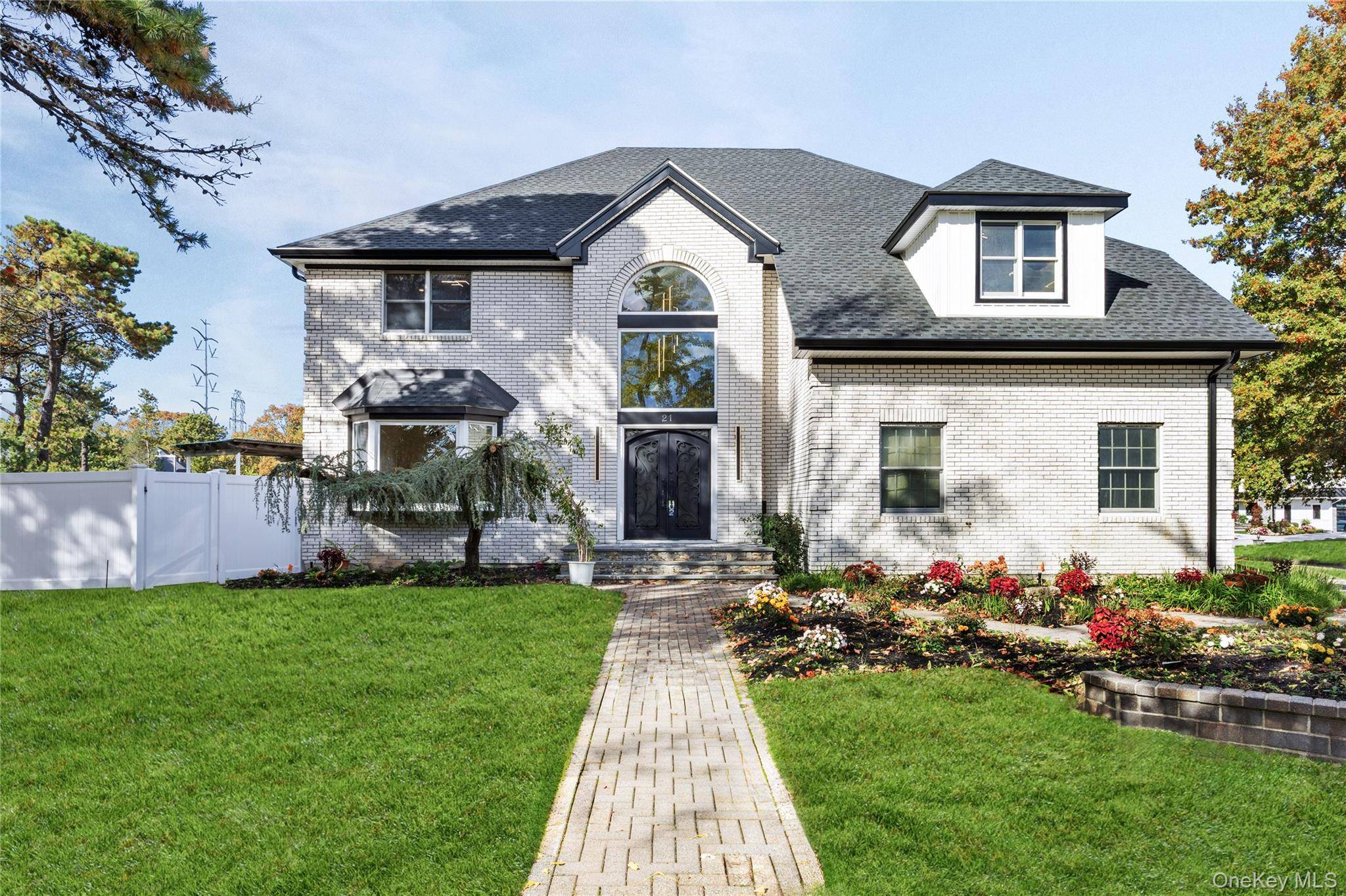 Welcome to 21 Pine Edge Place in Dix Hills.