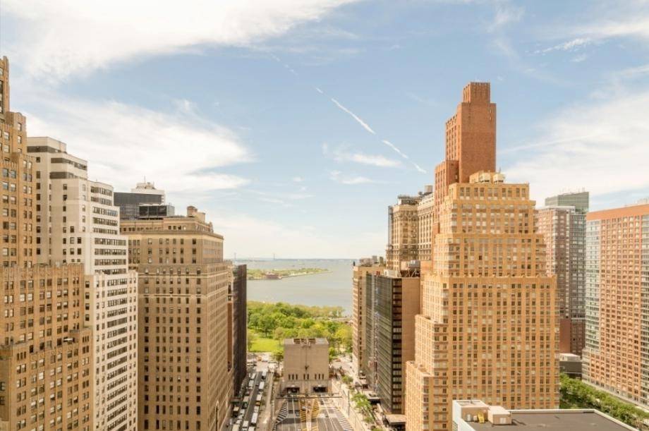This 10th floor alcove loft in the Financial Districts top condo building, 88 Greenwich Club, features a spacious well lit great room with an alcove that would be a great ...
