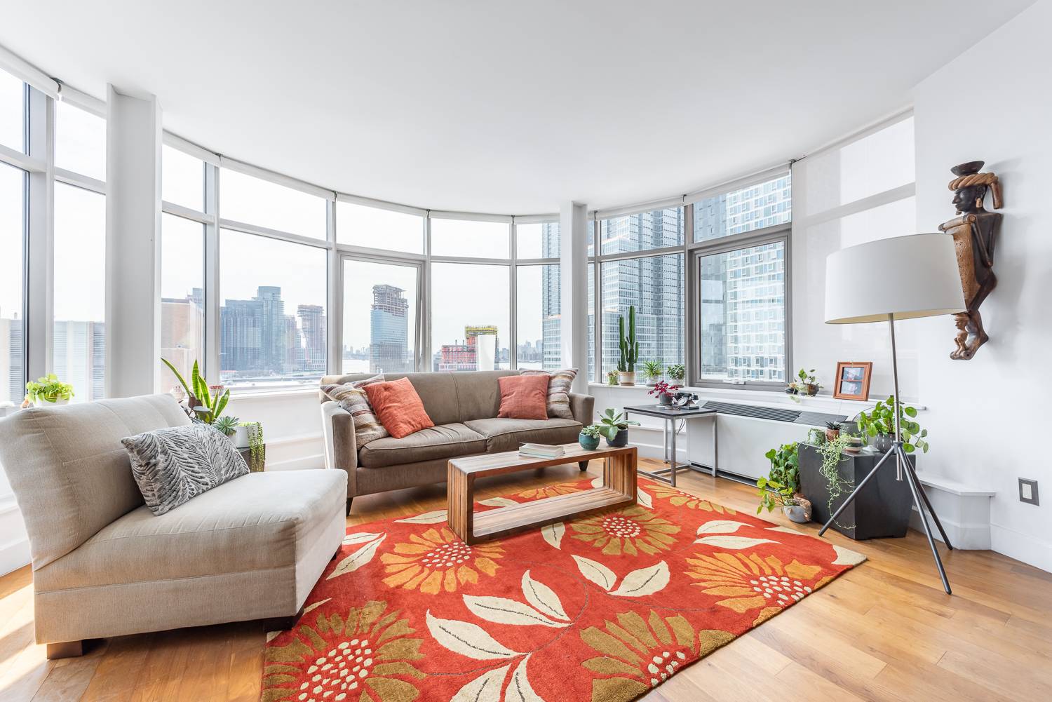 EXQUISITE MANHATTAN VIEWS from ROTUNDA GREAT ROOM in 2BR 2BA at POWERHOUSE near WATERFRONTLuxuriate in this outstanding 2BR 2BA designer's dream condo rental comprised of 1, 473 sq.