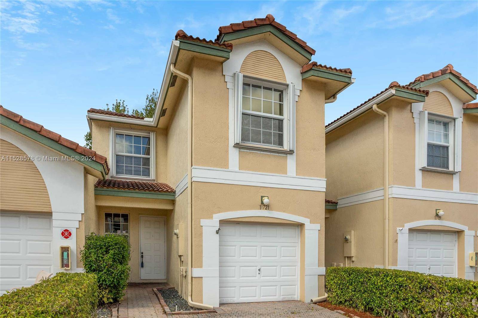 READY TO MOVE IN, BEAUTIFUL HOUSE 3 BED 2 1 2 BATH IN THE DESIRED GATED PELICAN POINT COMMUNITY WITHIN WYNDHAM LAKES, WITH CAMERAS AT ENTRY, HIGHLY DESIRABLE SCHOOL A ...