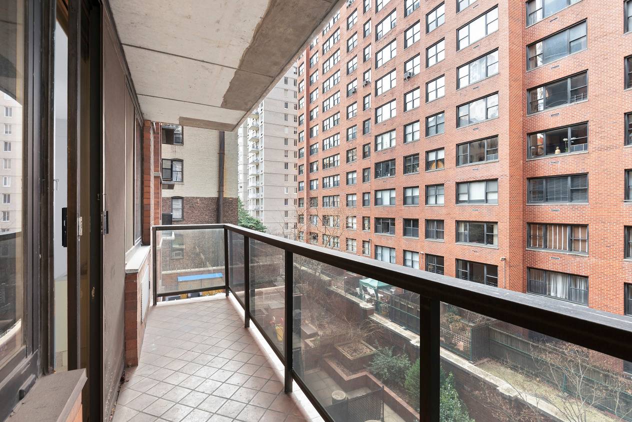 Large convertible 2 bedroom, 1 bath condo with terrace and excellent closet space.