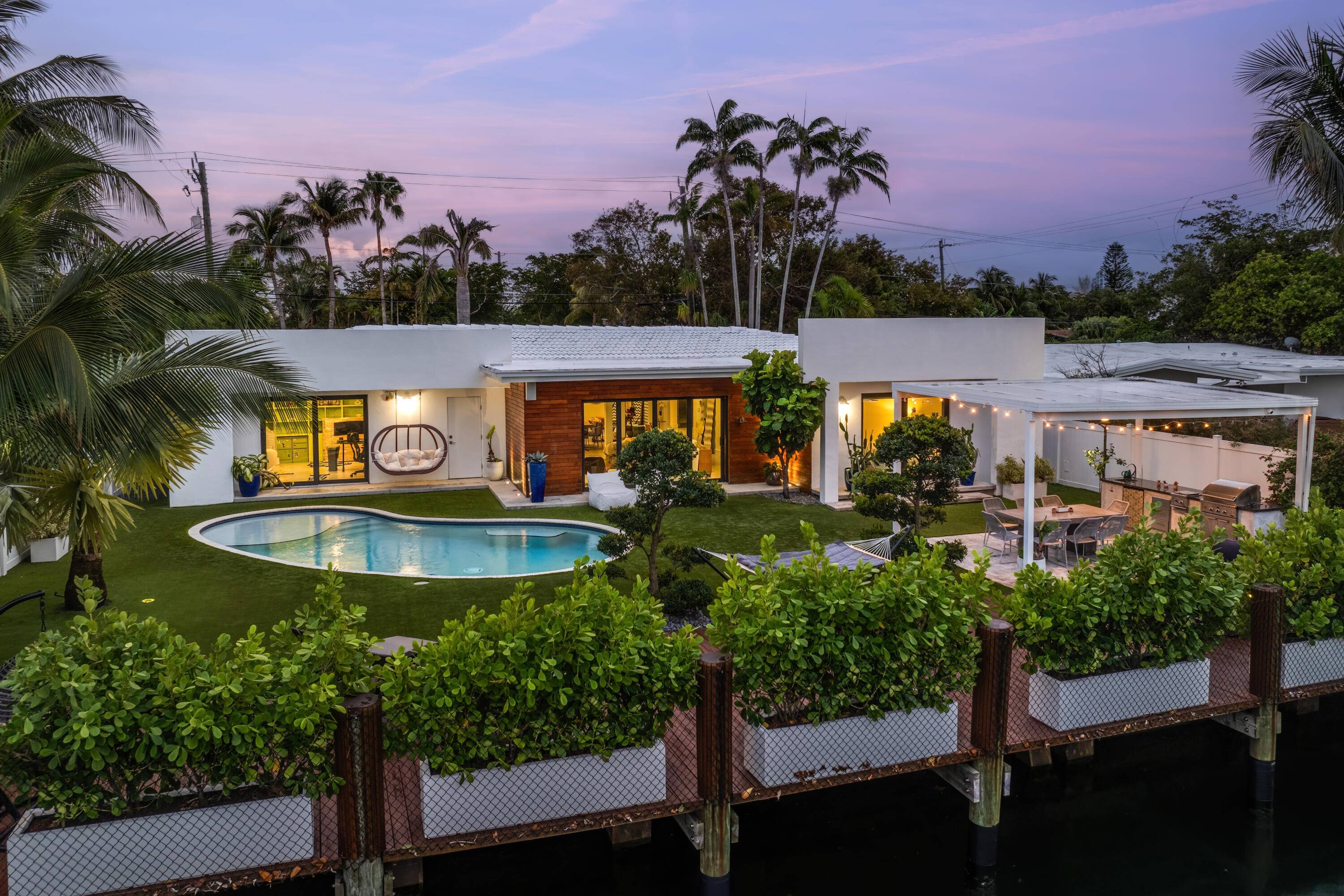 Tranquil Waterfront Haven Your Oasis in North Miami's Keystone Point.