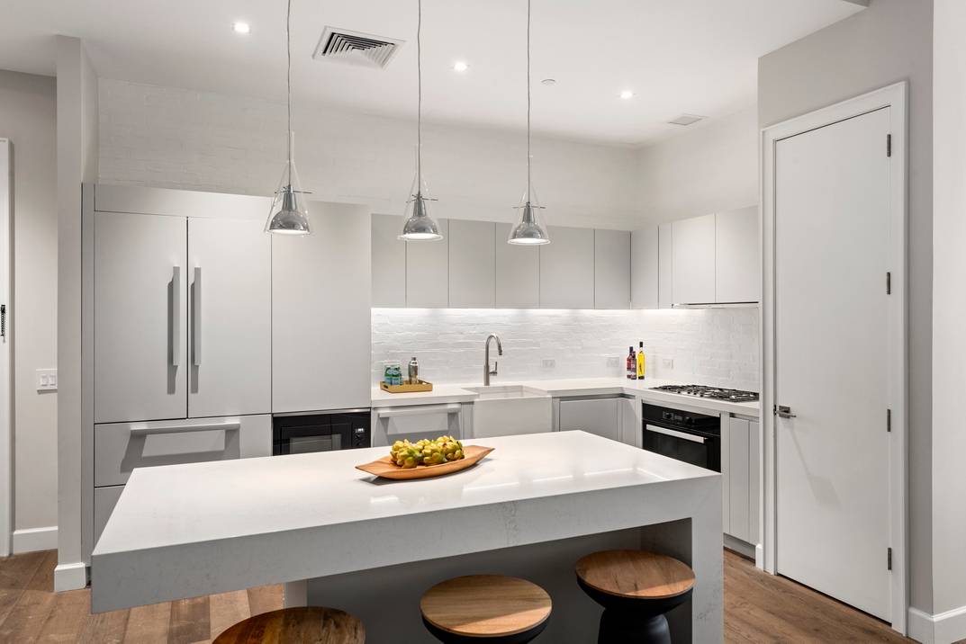 An luminous Soho rental designed by award winning architect, Gene Kaufman, this luxurious 2 bedroom, 3 bathroom home blends classic SoHo loft comfort with contemporary convenience.