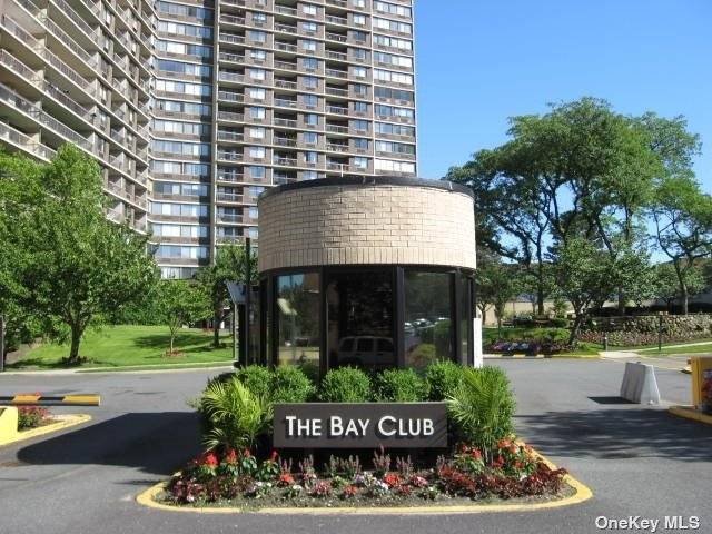 LARGEST ONE BEDROOM IN A GATED CONDOMINIUM COMMUNITY HIGH FLOOR 24HOUR SECURITY WHITE GLOVE LUXURY DOORMAN CONCEIRGE FRESHLY PAINTED HARDWOOD FLOORS RENOVATED KITCHEN AND WALKIN SHOWER WALKIN CLOSETS STUNNING WATER ...