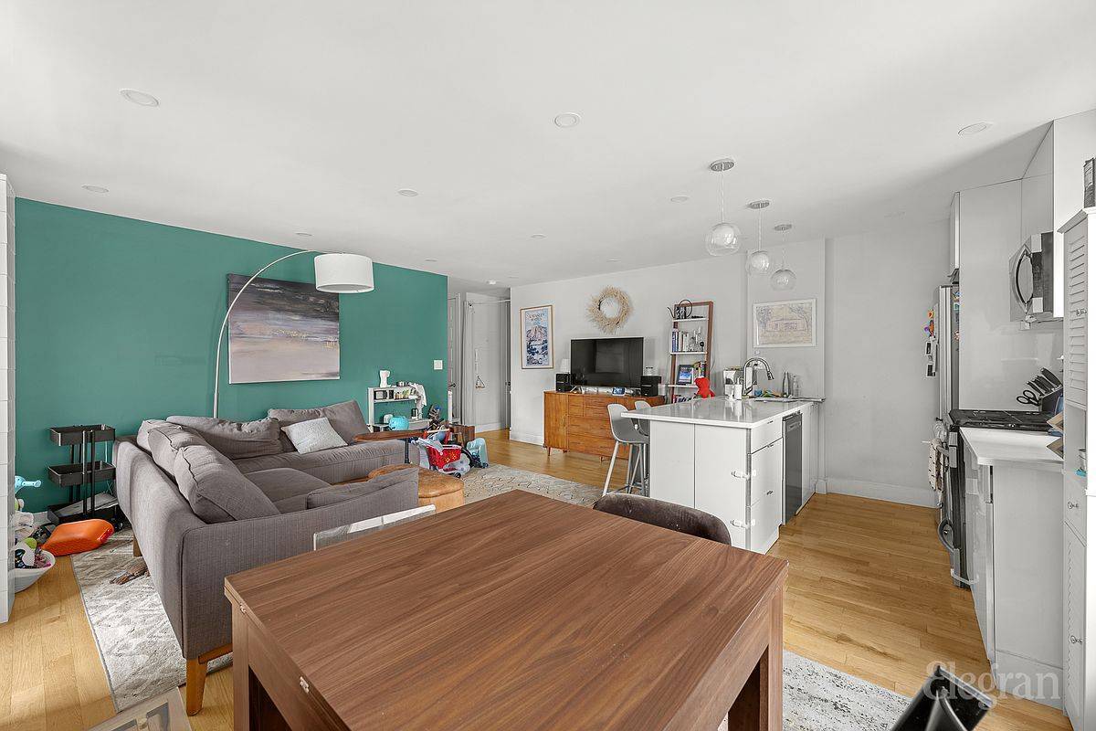 This oversized corner one bedroom offers impressive space, abundant natural light from north and east exposures with open city views of the Empire St building and more.
