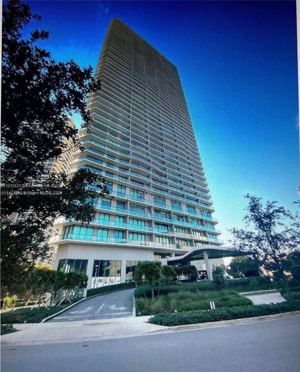 Enjoy this beautiful 2 bedroom 2 bathroom with amazing views to Midtown and Wynwood, with luxurious finishes, tile floor and top of the line open kitchen.