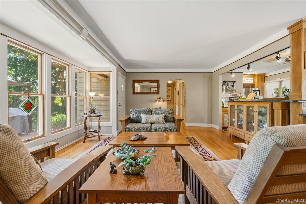 127 Hill Rd Living Room