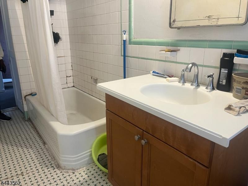 Unit 1 Bathroom b